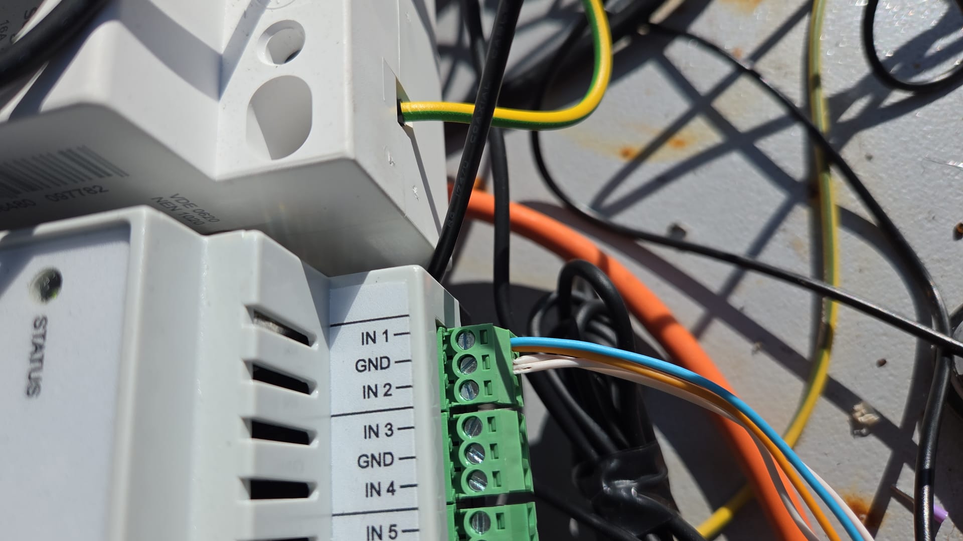 Green IN1 and GND connector on the controller