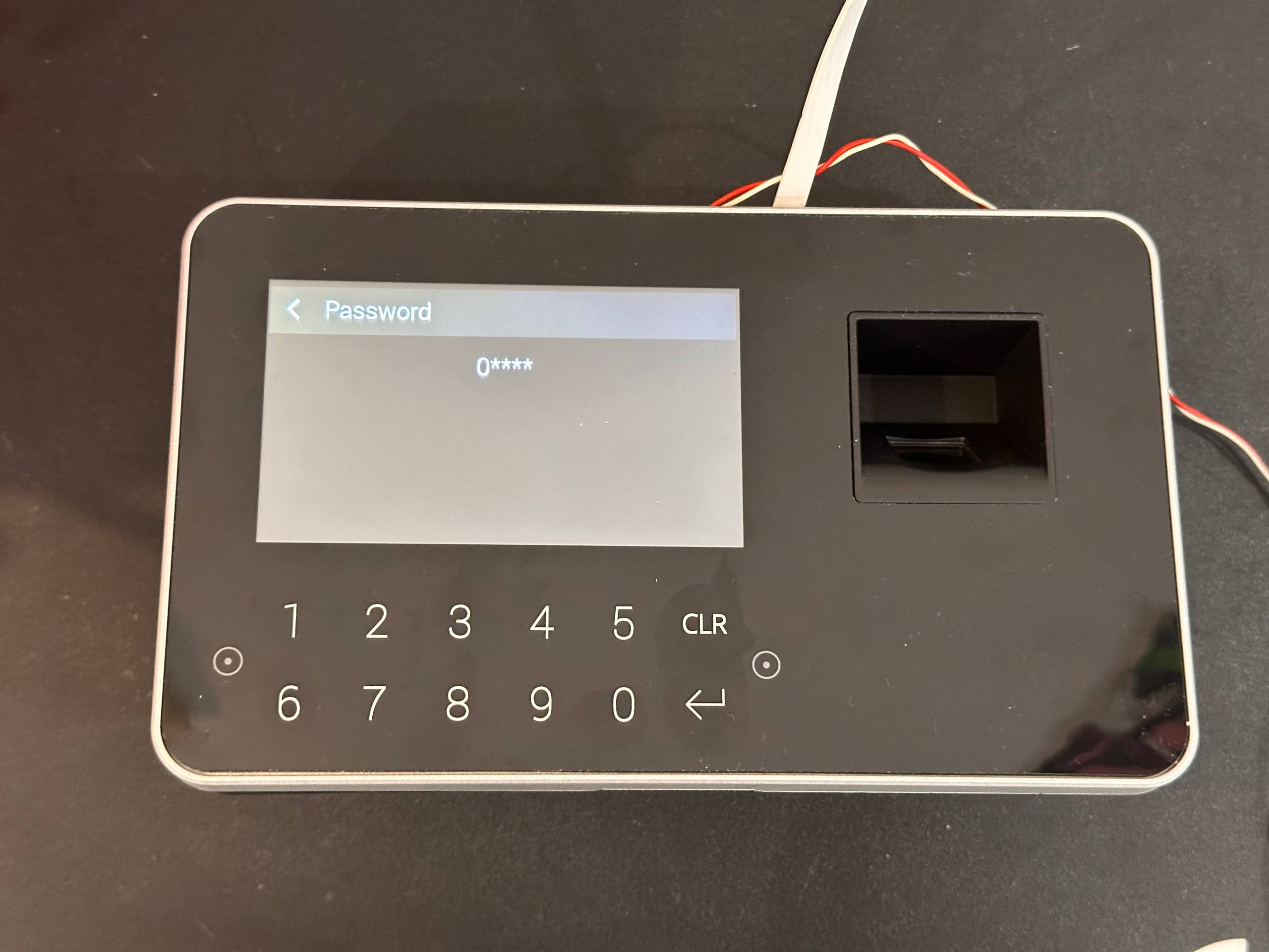 Bild 2: Passworteingabe am X3BIO mit den Zifferntasten unter dem Display.