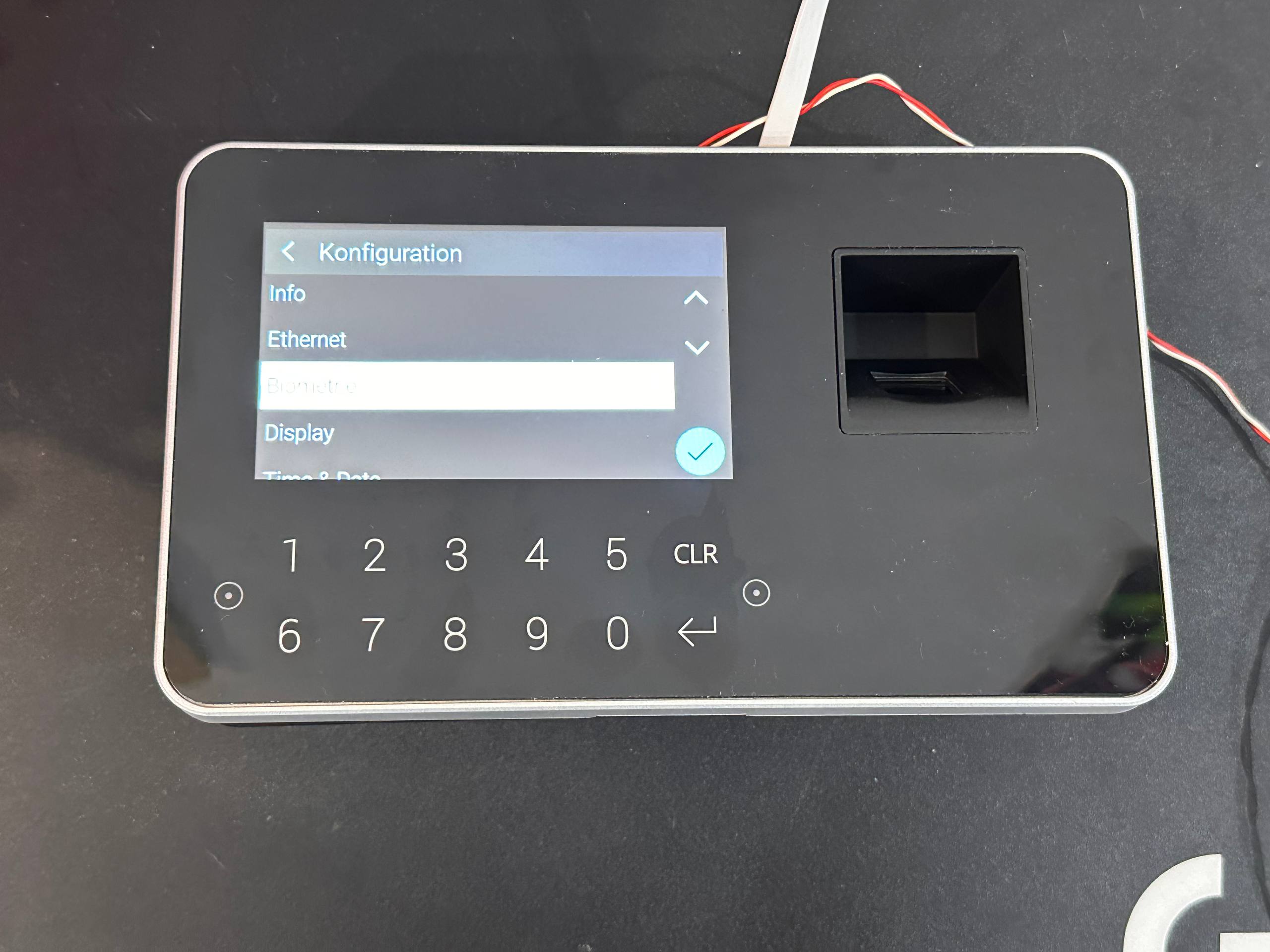 Bild 4: Der Eintrag Biometrie ist markiert – mit dem Häkchen unten rechts bestätigen.