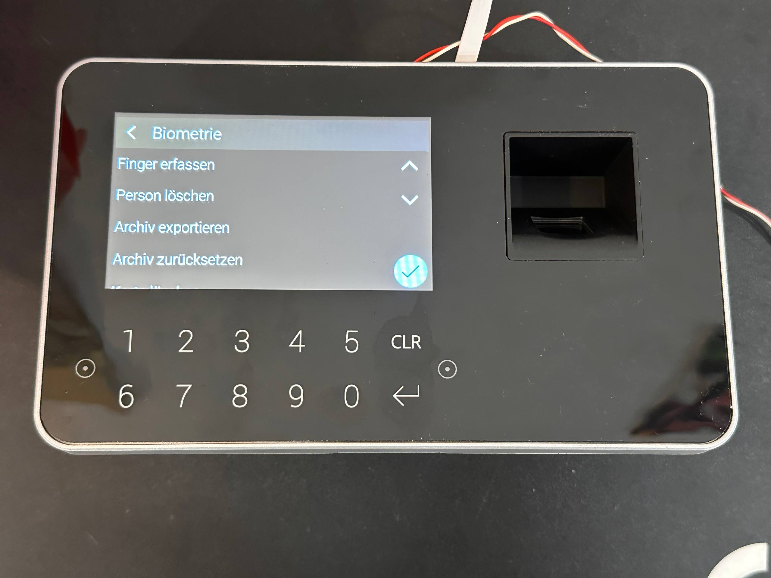 Bild 5: Im Menü Biometrie auf Finger erfassen tippen.