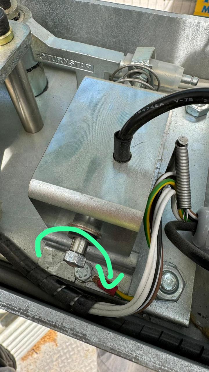 Underside of the Turnstar rotation mechanism - the green arrow shows the turning direction for the adjustment