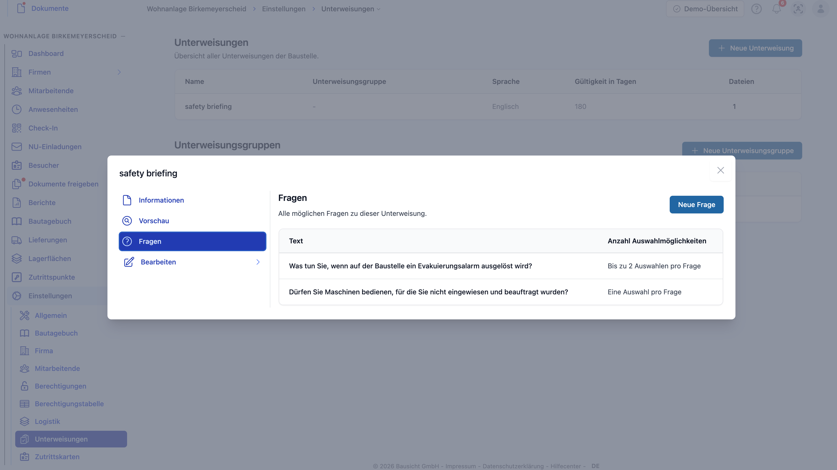 Unterweisung: Im Bereich „Fragen“ sehen Sie die vorhandenen Fragen und den Button „Neue Frage“.